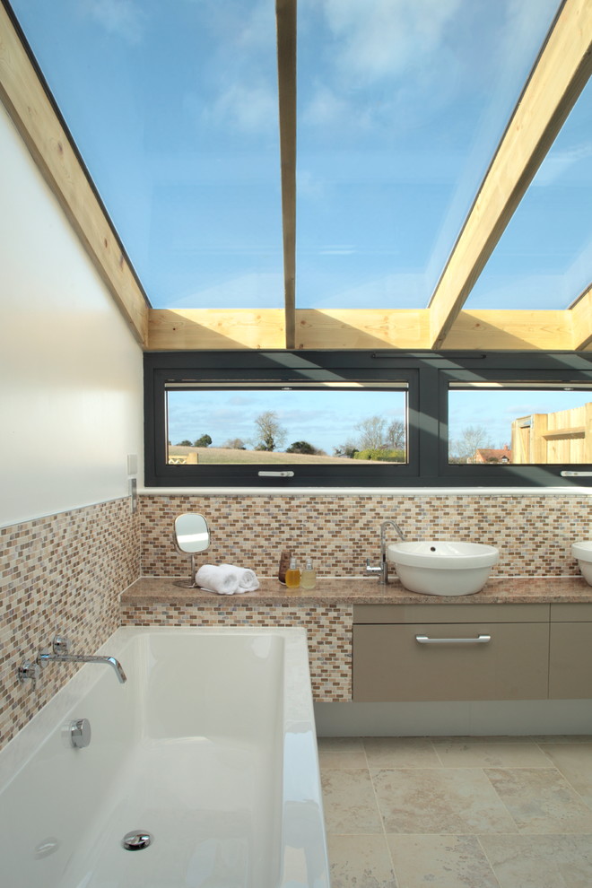 Mittelgroßes Modernes Badezimmer En Suite mit Aufsatzwaschbecken, flächenbündigen Schrankfronten, Quarzwerkstein-Waschtisch, Einbaubadewanne, weißen Fliesen und Keramikfliesen in Oxfordshire
