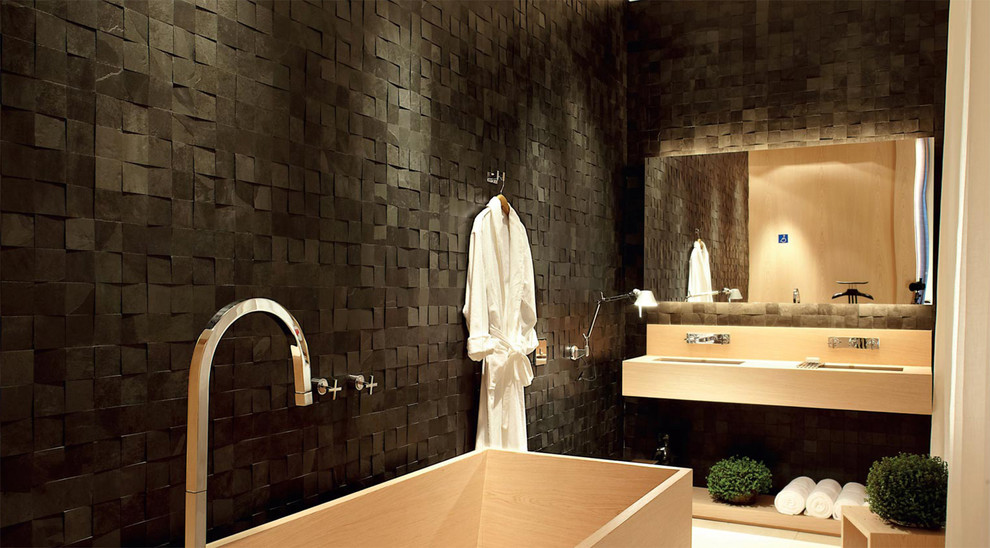 Idée de décoration pour une grande salle de bain principale minimaliste avec un lavabo encastré, une baignoire indépendante, un carrelage marron, un carrelage de pierre, un mur marron et un sol en travertin.