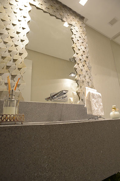 Immagine di una stanza da bagno padronale moderna di medie dimensioni con piastrelle grigie, piastrelle di marmo e pareti grigie