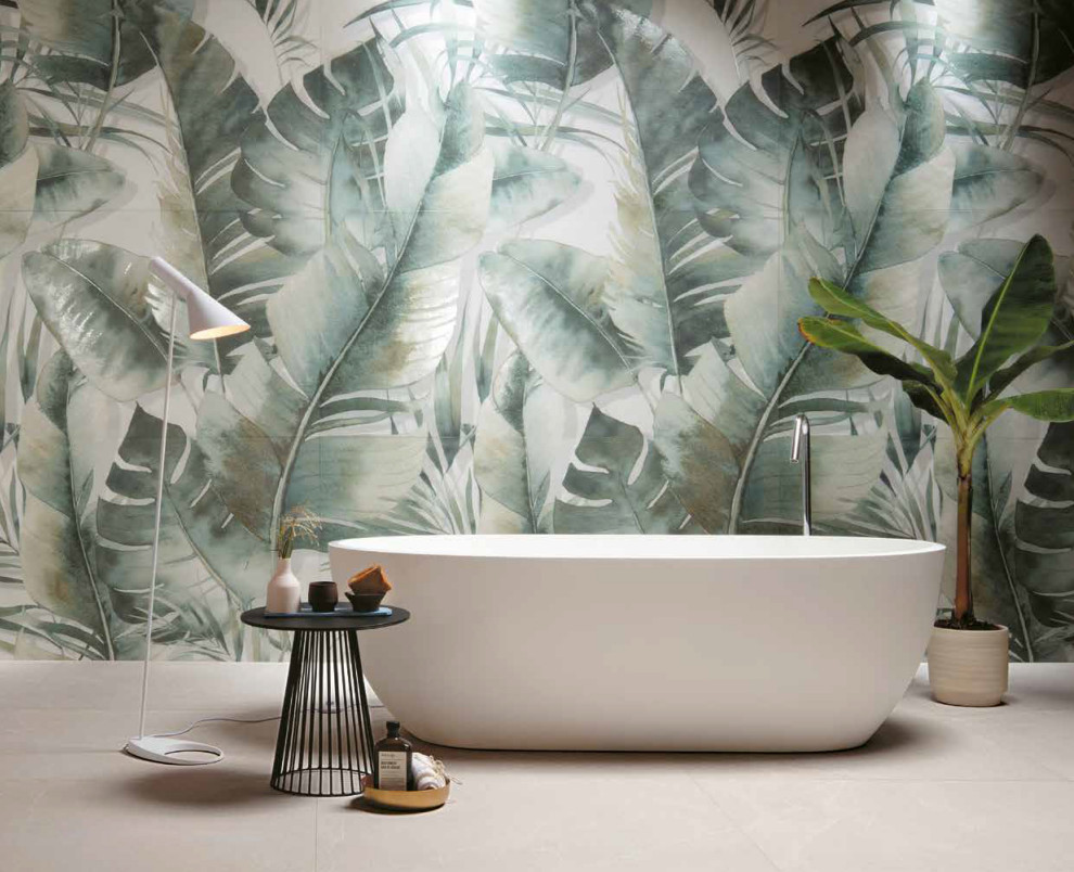 Пример оригинального дизайна: большая главная ванная комната в стиле модернизм с отдельно стоящей ванной, разноцветной плиткой, разноцветными стенами и белым полом