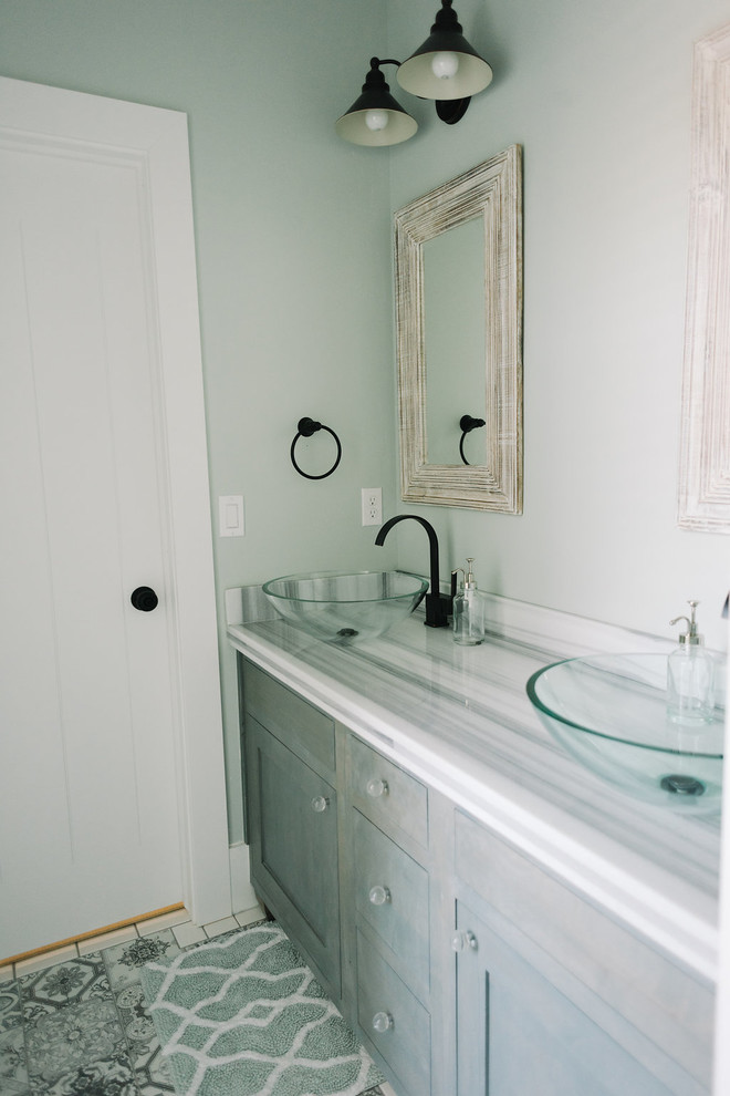 Kleines Modernes Badezimmer mit Schrankfronten im Shaker-Stil, grauen Schränken, Marmor-Waschbecken/Waschtisch, weißen Fliesen, Porzellanfliesen und grüner Wandfarbe in Salt Lake City