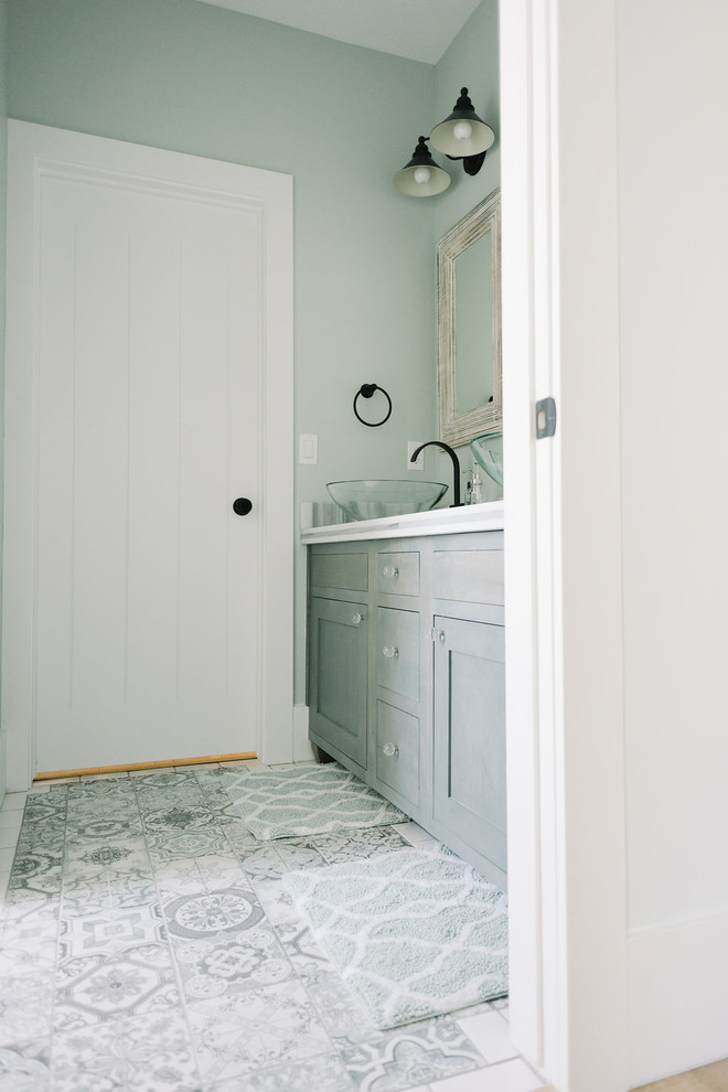 Idéer för ett litet modernt badrum, med skåp i shakerstil, grå skåp, marmorbänkskiva, vit kakel, porslinskakel och gröna väggar