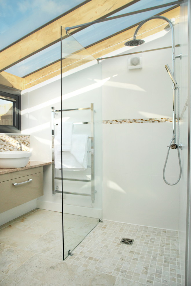 Modern bathroom with walk in shower and skylights - Contemporáneo ...
