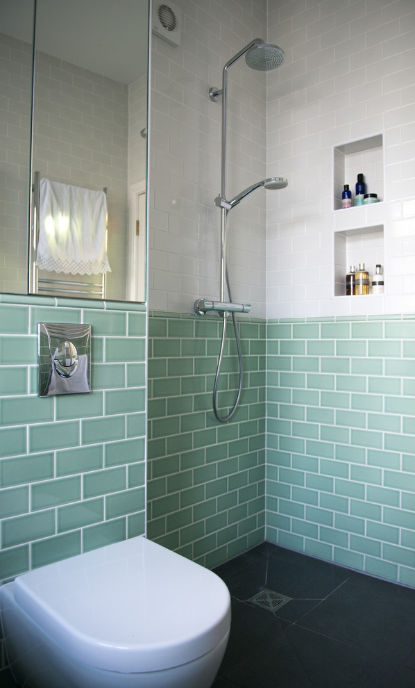 Idéer för små funkis badrum, med ett väggmonterat handfat, en öppen dusch, en vägghängd toalettstol, grön kakel, keramikplattor, gröna väggar och skiffergolv