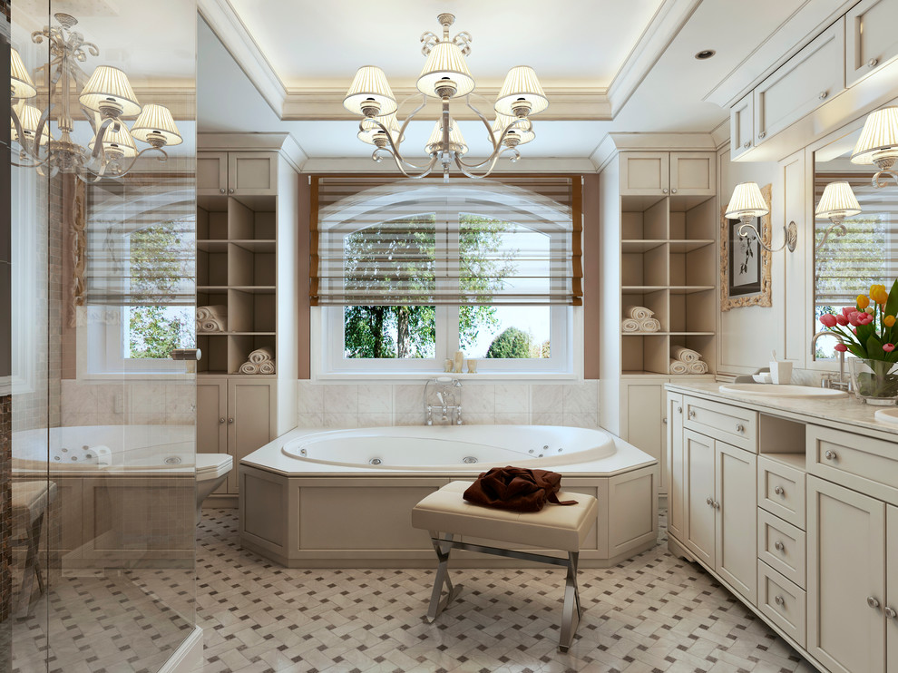 Foto di una stanza da bagno padronale classica con ante con riquadro incassato, ante beige, vasca da incasso, doccia ad angolo, WC monopezzo, pavimento con piastrelle in ceramica e lavabo da incasso