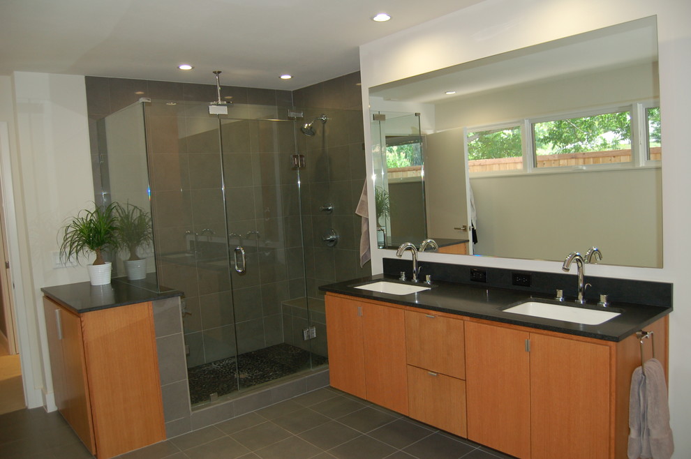 Photo of a modern bathroom in Dallas.