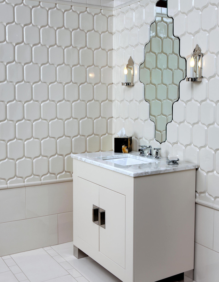 Foto di una stanza da bagno moderna con top in marmo