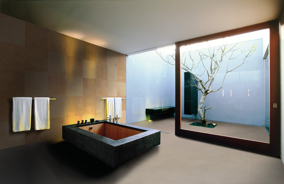 This is an example of a modern bathroom in Orange County.