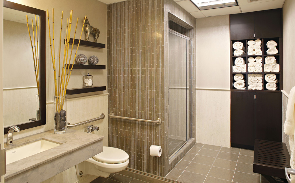 Modernes Badezimmer mit Wandtoilette in Orange County