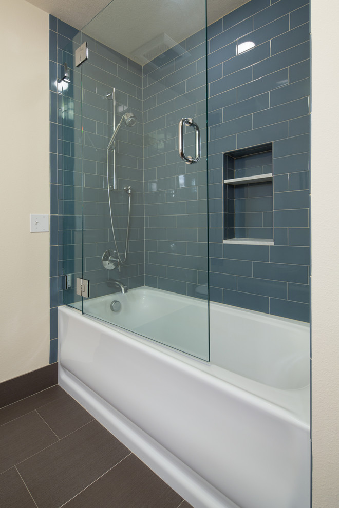 Источник вдохновения для домашнего уюта: большая ванная комната в стиле модернизм с ванной в нише, душем над ванной, синей плиткой, плиткой кабанчик, желтыми стенами и полом из керамической плитки