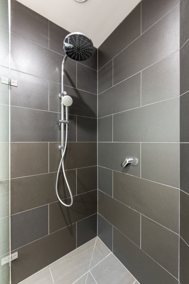 Modern inredning av ett mellanstort en-suite badrum, med en dusch i en alkov, grå kakel, keramikplattor, grå väggar, klinkergolv i keramik, grått golv och med dusch som är öppen