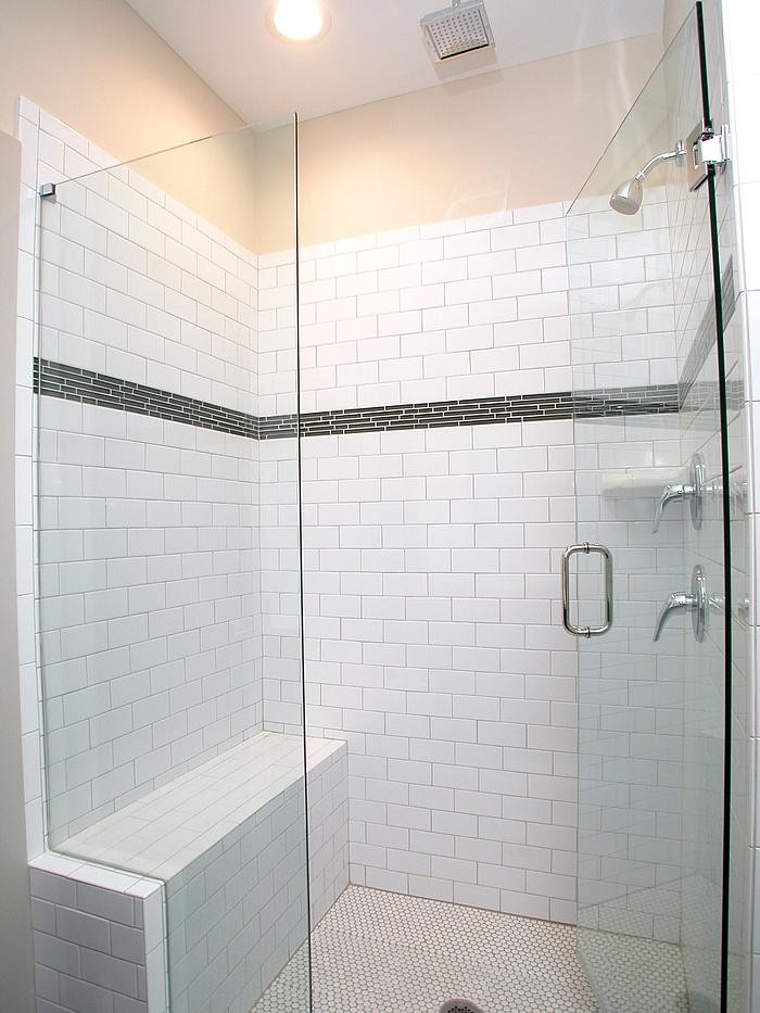 Ispirazione per una stanza da bagno padronale minimalista con doccia aperta, piastrelle bianche e piastrelle diamantate