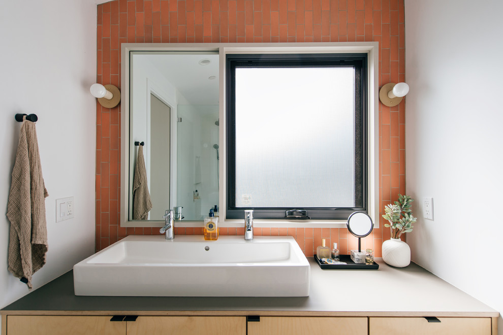 Foto på ett litet grå en-suite badrum, med möbel-liknande, skåp i ljust trä, rosa kakel, keramikplattor, rosa väggar, ett fristående handfat, klinkergolv i keramik, laminatbänkskiva och beiget golv