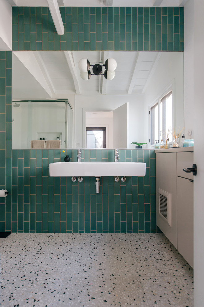 Exempel på ett litet maritimt vit vitt badrum, med släta luckor, grå skåp, grön kakel, keramikplattor, terrazzogolv, ett väggmonterat handfat, flerfärgat golv, en hörndusch och dusch med skjutdörr