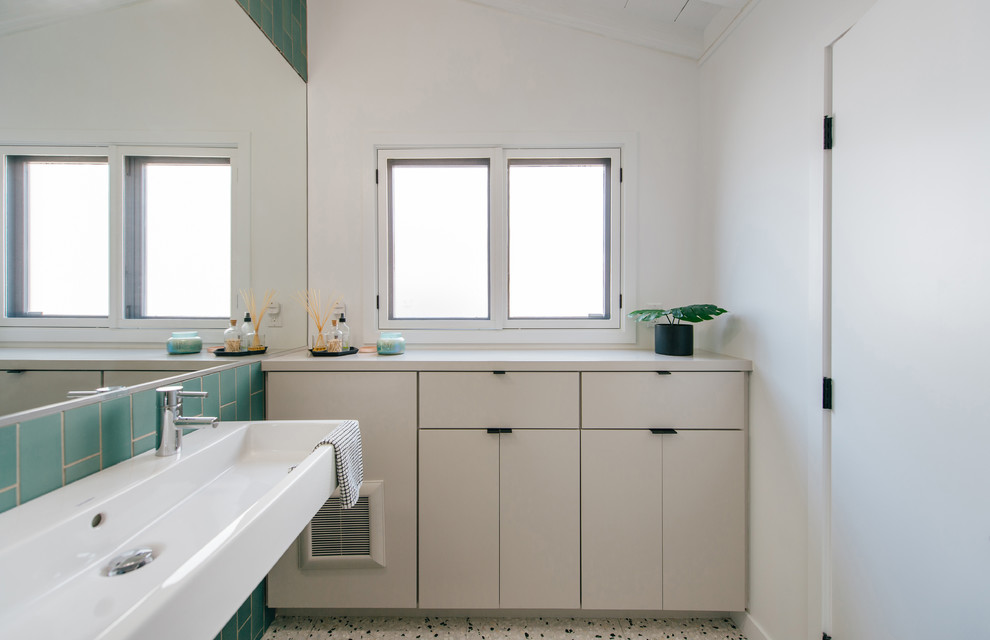 Стильный дизайн: маленькая детская ванная комната в морском стиле с плоскими фасадами, зеленой плиткой, синей плиткой, керамической плиткой, зелеными стенами, полом из терраццо, подвесной раковиной, разноцветным полом и бежевыми фасадами для на участке и в саду - последний тренд