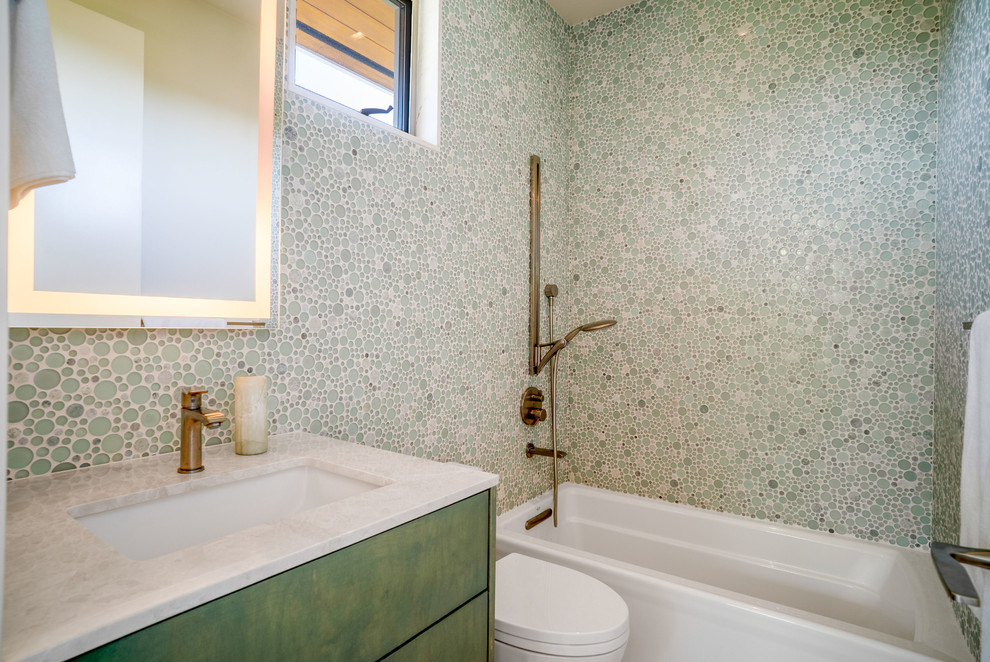 Свежая идея для дизайна: детская ванная комната среднего размера в современном стиле с плоскими фасадами, зелеными фасадами, накладной ванной, открытым душем, унитазом-моноблоком, зеленой плиткой, стеклянной плиткой, разноцветными стенами, полом из известняка, накладной раковиной, мраморной столешницей, белым полом, открытым душем и белой столешницей - отличное фото интерьера