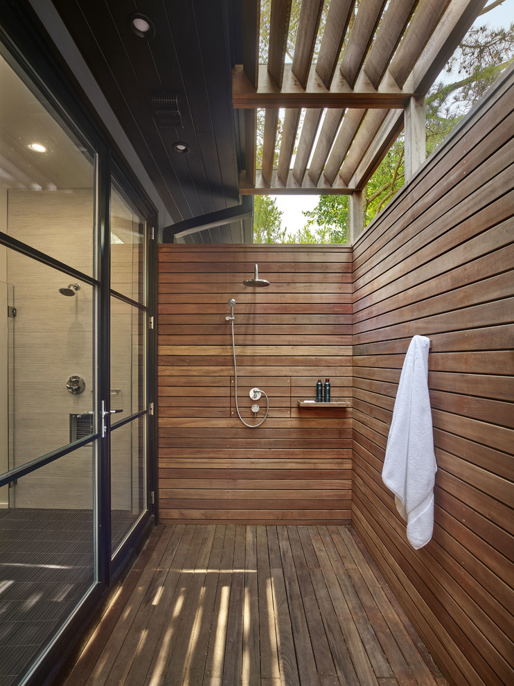 На фото: большая главная ванная комната в стиле модернизм с двойным душем, паркетным полом среднего тона, коричневым полом и открытым душем