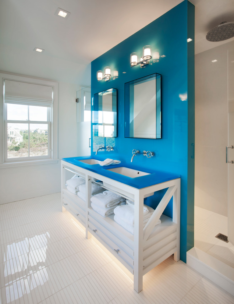 ボストンにあるビーチスタイルのおしゃれな浴室 (白いキャビネット、白い壁、アンダーカウンター洗面器、白い床、青い洗面カウンター) の写真