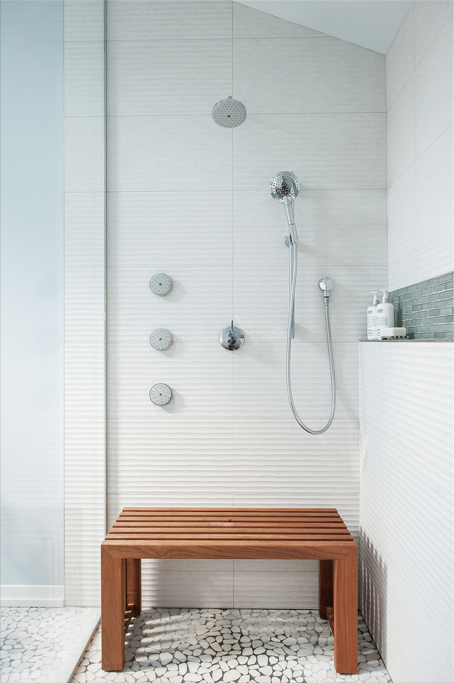 Idéer för ett stort modernt vit en-suite badrum, med skåp i shakerstil, vita skåp, ett fristående badkar, en kantlös dusch, en toalettstol med separat cisternkåpa, beige kakel, porslinskakel, blå väggar, klinkergolv i porslin, ett undermonterad handfat, bänkskiva i kvarts, blått golv och med dusch som är öppen