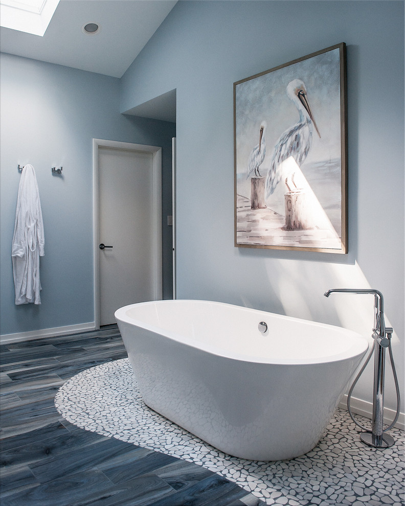 Example of a large transitional master porcelain tile and blue floor freestanding bathtub design in Chicago with blue walls