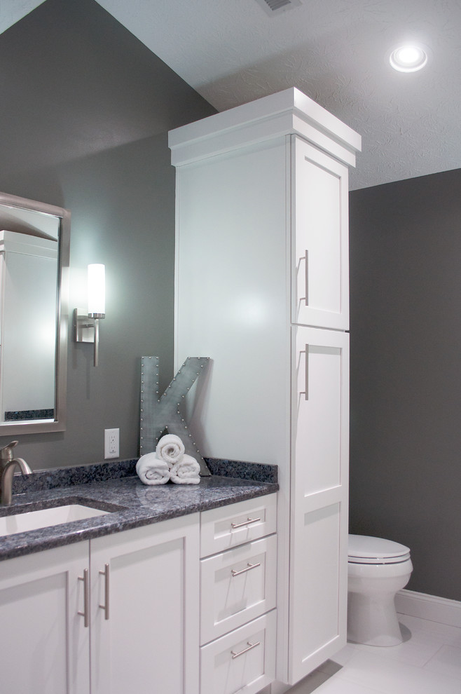 Foto på ett mellanstort funkis badrum med dusch, med skåp i shakerstil, vita skåp, en hörndusch, blå kakel, grå kakel, grön kakel, vit kakel, porslinskakel, grå väggar, klinkergolv i porslin, ett undermonterad handfat och granitbänkskiva