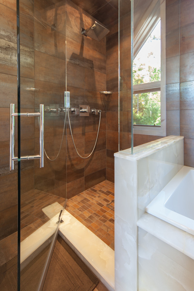 Ejemplo de cuarto de baño contemporáneo con bañera encastrada, suelo de madera oscura y lavabo suspendido