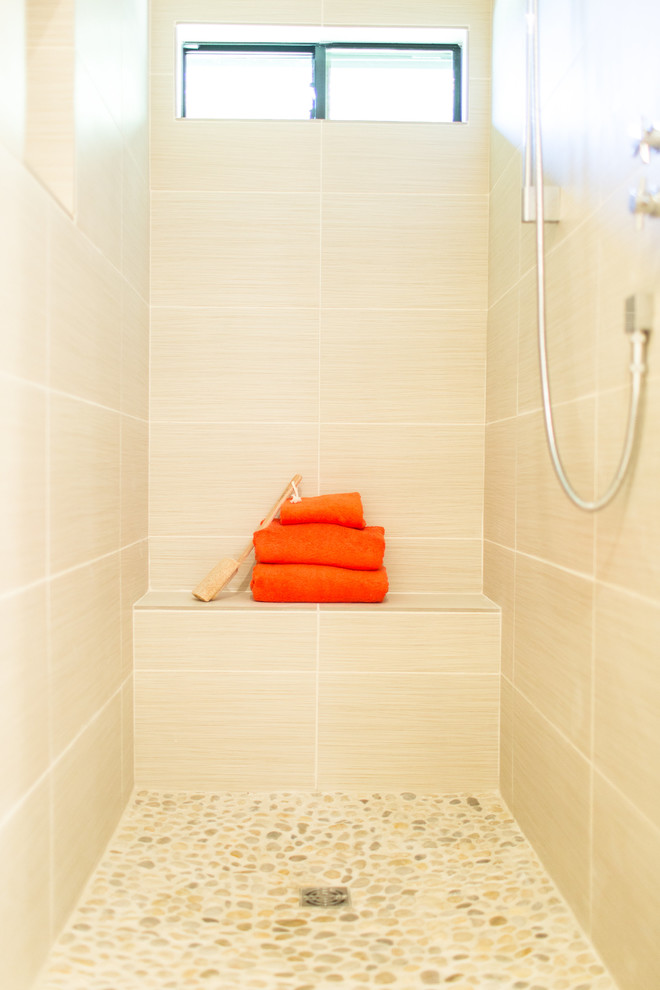 Immagine di una stanza da bagno padronale minimal di medie dimensioni con pareti bianche, ante lisce, ante grigie, doccia alcova, piastrelle beige, piastrelle in ceramica, pavimento in gres porcellanato, lavabo sottopiano, top in quarzite e pavimento grigio