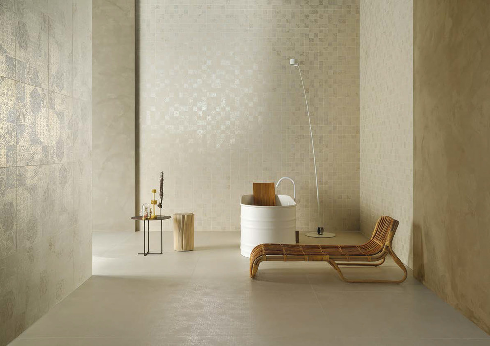 Großes Modernes Badezimmer En Suite mit freistehender Badewanne, beigen Fliesen, Porzellanfliesen, beiger Wandfarbe, Porzellan-Bodenfliesen und beigem Boden in Miami