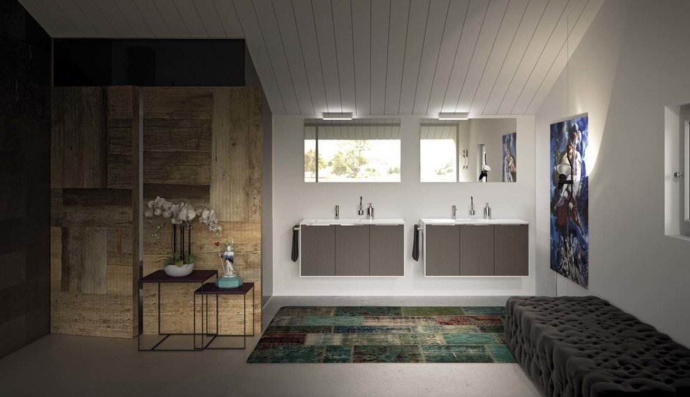 Diseño de cuarto de baño principal minimalista extra grande con lavabo suspendido, armarios con paneles lisos, puertas de armario grises, paredes blancas, ducha abierta y suelo de cemento