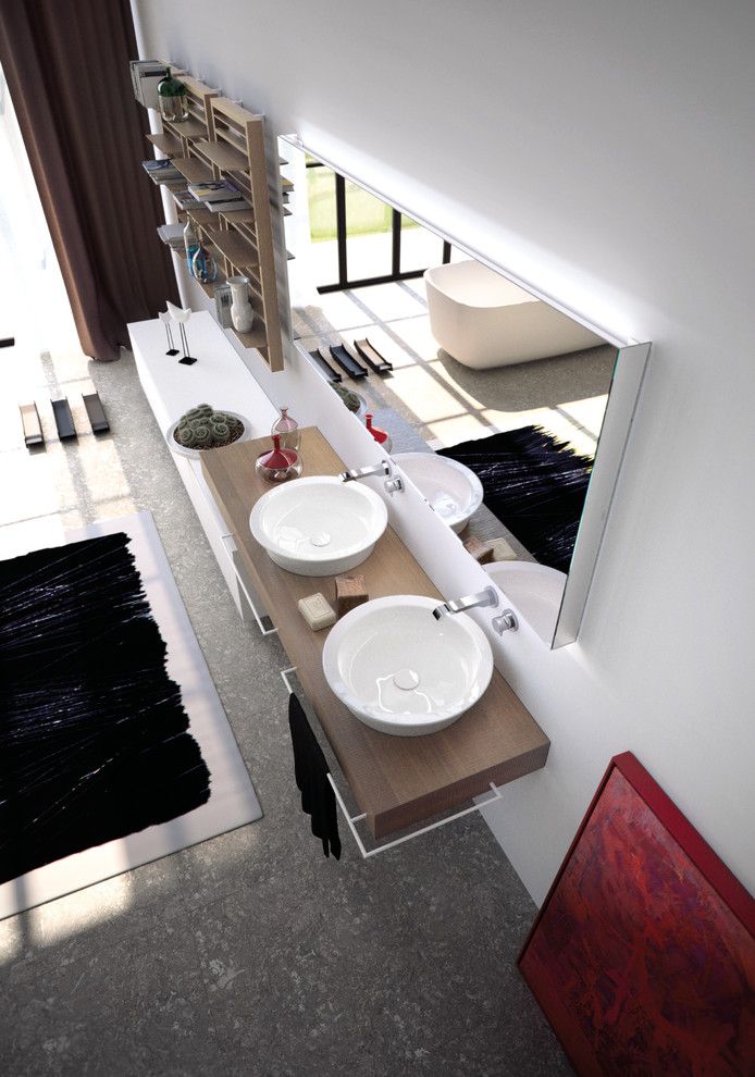 Diseño de cuarto de baño principal minimalista grande con lavabo sobreencimera, armarios con paneles lisos, puertas de armario blancas, encimera de madera, bañera exenta y paredes blancas