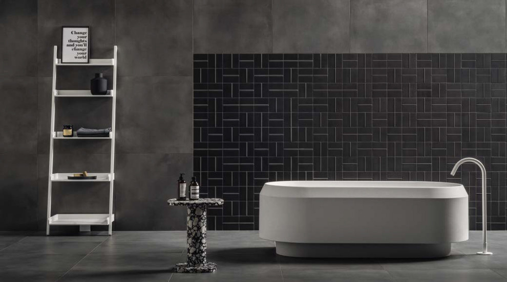 Modern inredning av ett stort en-suite badrum, med ett fristående badkar, grå kakel, porslinskakel, grå väggar, klinkergolv i porslin och grått golv