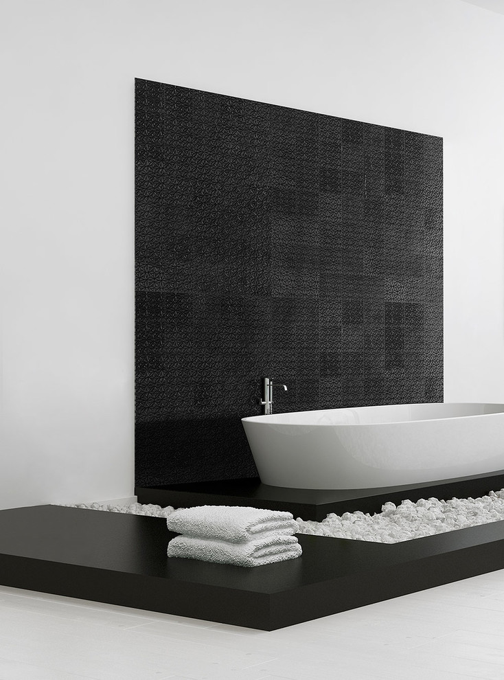 Свежая идея для дизайна: большая главная ванная комната в стиле модернизм с отдельно стоящей ванной, черной плиткой, каменной плиткой, белыми стенами и мраморным полом - отличное фото интерьера