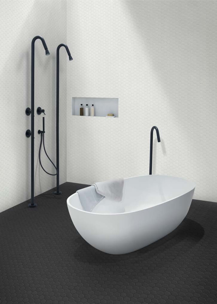Exemple d'une grande salle de bain principale moderne avec une baignoire indépendante, une douche ouverte, un carrelage blanc, des carreaux de porcelaine, un mur blanc, un sol en carrelage de porcelaine et un sol noir.