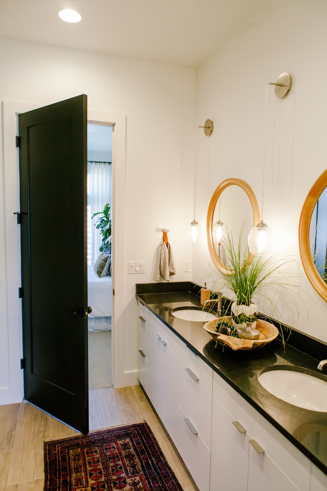 Modelo de cuarto de baño minimalista de tamaño medio con armarios con paneles lisos, puertas de armario blancas, paredes blancas, suelo de baldosas de cerámica, lavabo bajoencimera y encimera de cuarzo compacto