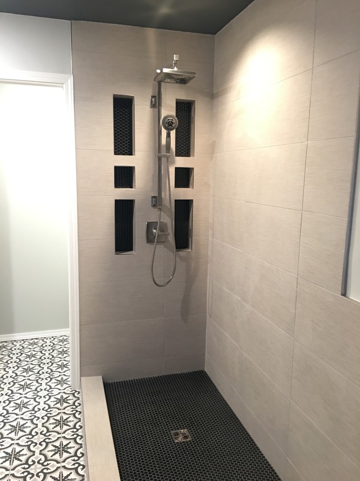 Foto på ett mellanstort funkis svart en-suite badrum, med skåp i shakerstil, vita skåp, ett fristående badkar, en hörndusch, grå kakel, porslinskakel, grå väggar, klinkergolv i porslin, ett undermonterad handfat, granitbänkskiva och dusch med gångjärnsdörr