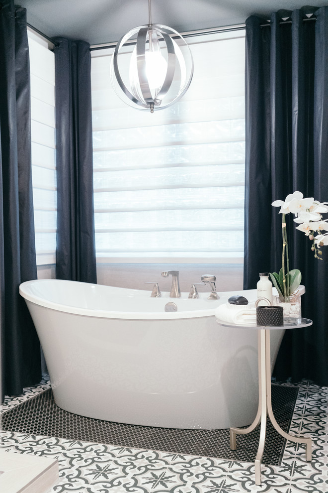 Idéer för att renovera ett mellanstort funkis svart svart en-suite badrum, med skåp i shakerstil, vita skåp, ett fristående badkar, en hörndusch, grå kakel, porslinskakel, grå väggar, klinkergolv i porslin, ett undermonterad handfat, granitbänkskiva och dusch med gångjärnsdörr