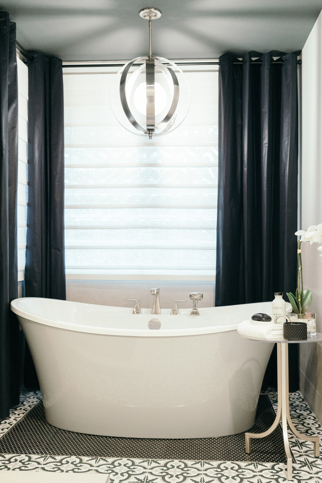Exempel på ett mellanstort modernt svart svart en-suite badrum, med skåp i shakerstil, vita skåp, ett fristående badkar, en hörndusch, grå kakel, porslinskakel, grå väggar, klinkergolv i porslin, ett undermonterad handfat, granitbänkskiva och dusch med gångjärnsdörr