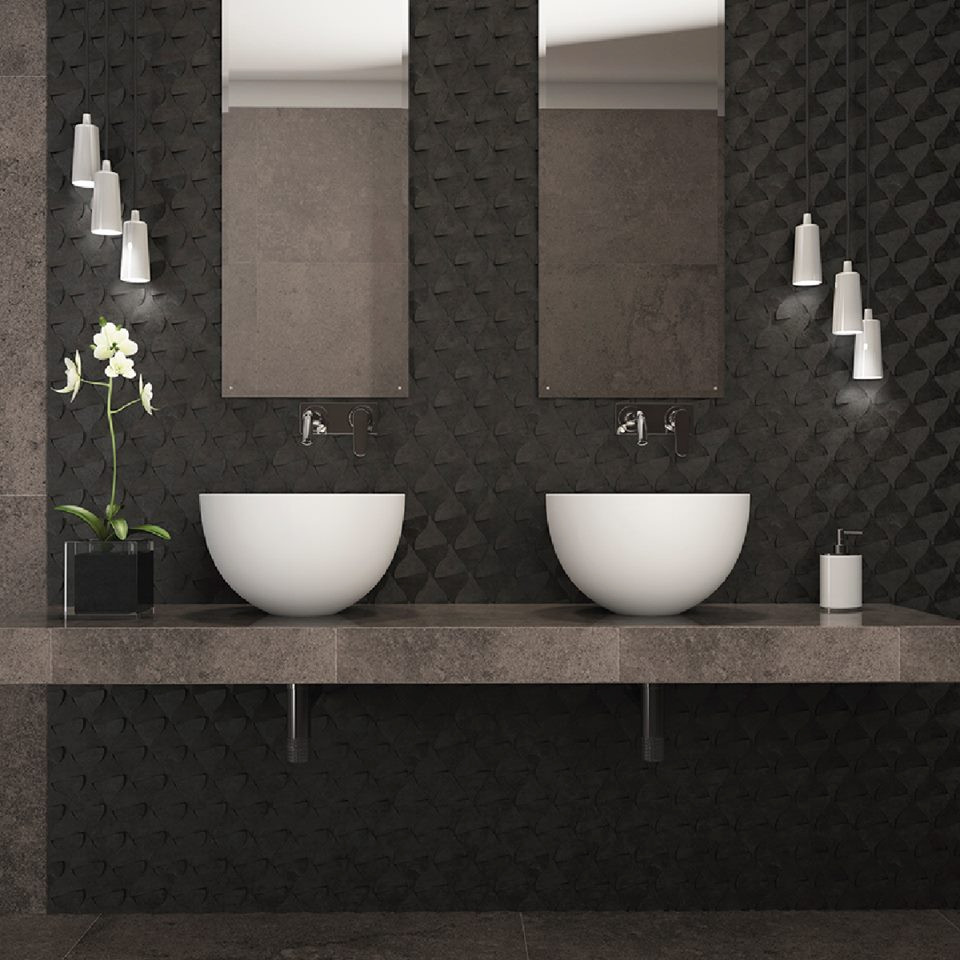 Inspiration pour une salle de bain principale minimaliste de taille moyenne avec un carrelage noir, du carrelage en marbre, un mur noir, une vasque et un plan de toilette gris.