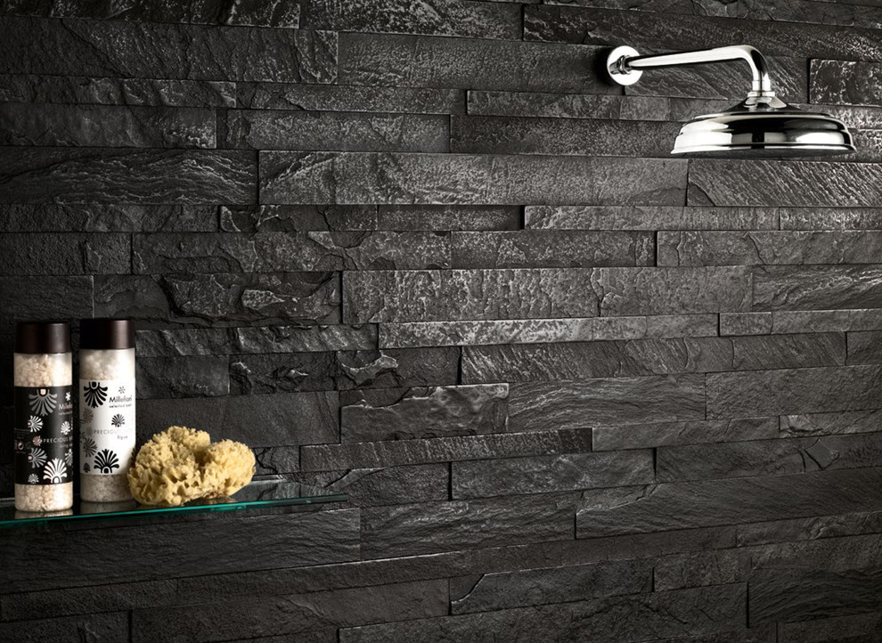 На фото: главная ванная комната среднего размера в стиле модернизм с черной плиткой, каменной плиткой и черными стенами с