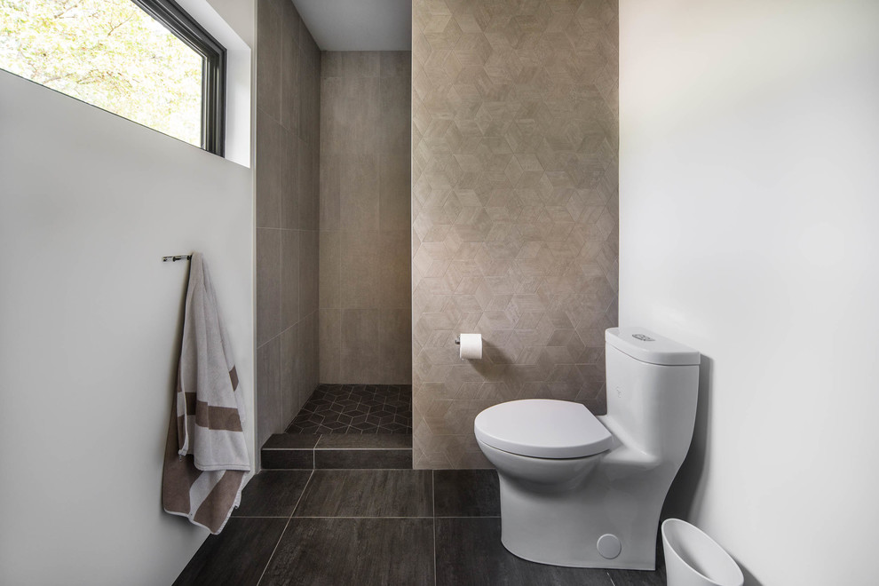 Exempel på ett litet retro badrum med dusch, med släta luckor, skåp i mellenmörkt trä, en toalettstol med hel cisternkåpa, grå kakel, skifferkakel, vita väggar, klinkergolv i keramik, ett undermonterad handfat, bänkskiva i kvarts, svart golv och med dusch som är öppen