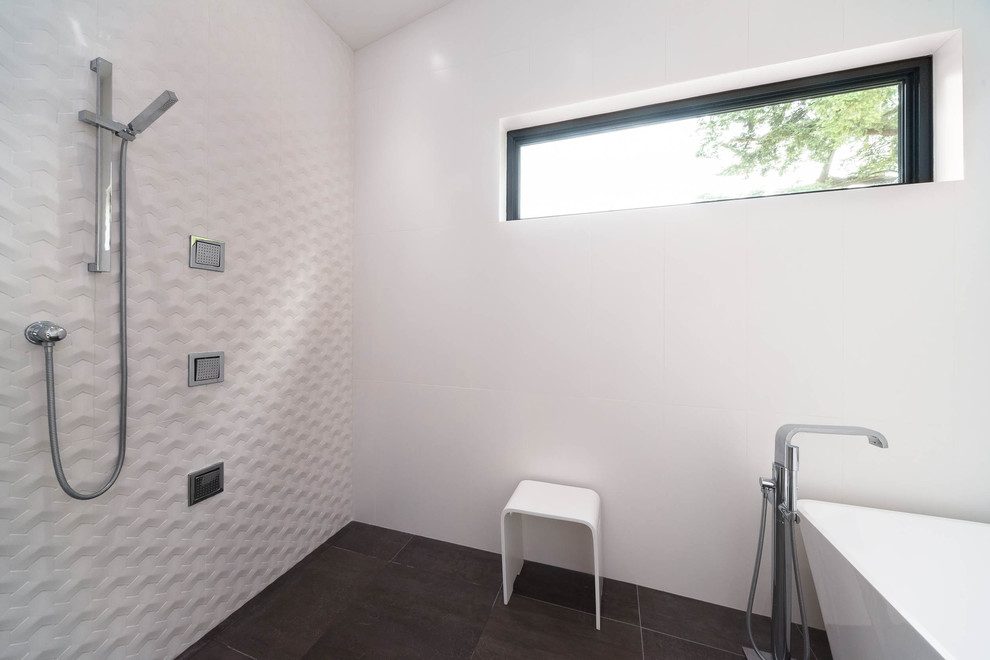 Свежая идея для дизайна: большая главная ванная комната в стиле ретро с плоскими фасадами, фасадами цвета дерева среднего тона, отдельно стоящей ванной, душевой комнатой, унитазом-моноблоком, белой плиткой, керамической плиткой, белыми стенами, полом из сланца, врезной раковиной, столешницей из искусственного кварца, серым полом и открытым душем - отличное фото интерьера
