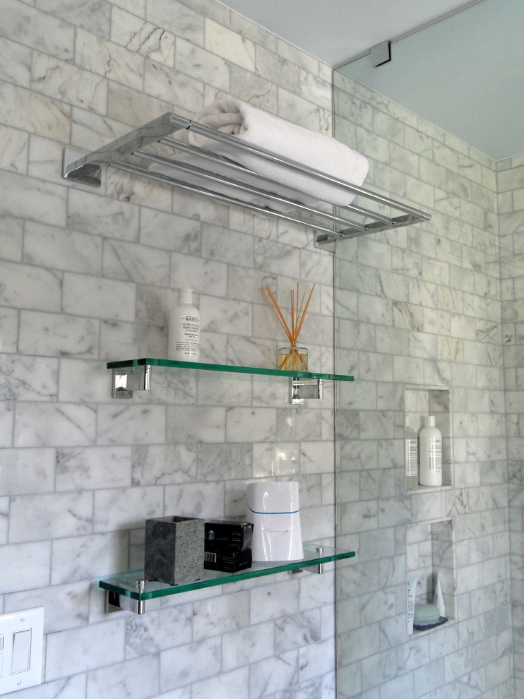 Esempio di una stanza da bagno padronale minimalista con ante bianche, top in marmo, vasca freestanding, piastrelle in pietra e pavimento in gres porcellanato