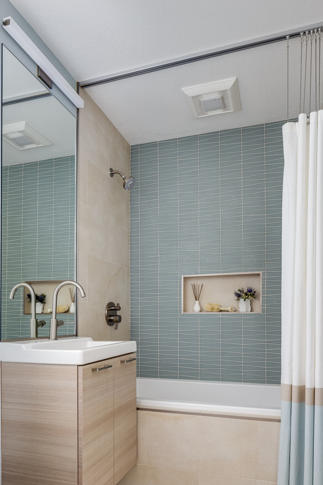 Идея дизайна: маленькая ванная комната в современном стиле с плоскими фасадами, накладной ванной, душем над ванной, зеленой плиткой, керамической плиткой, белыми стенами, подвесной раковиной, столешницей из искусственного камня, шторкой для ванной, унитазом-моноблоком, полом из керамической плитки, белым полом, белой столешницей, светлыми деревянными фасадами, тумбой под одну раковину и подвесной тумбой для на участке и в саду