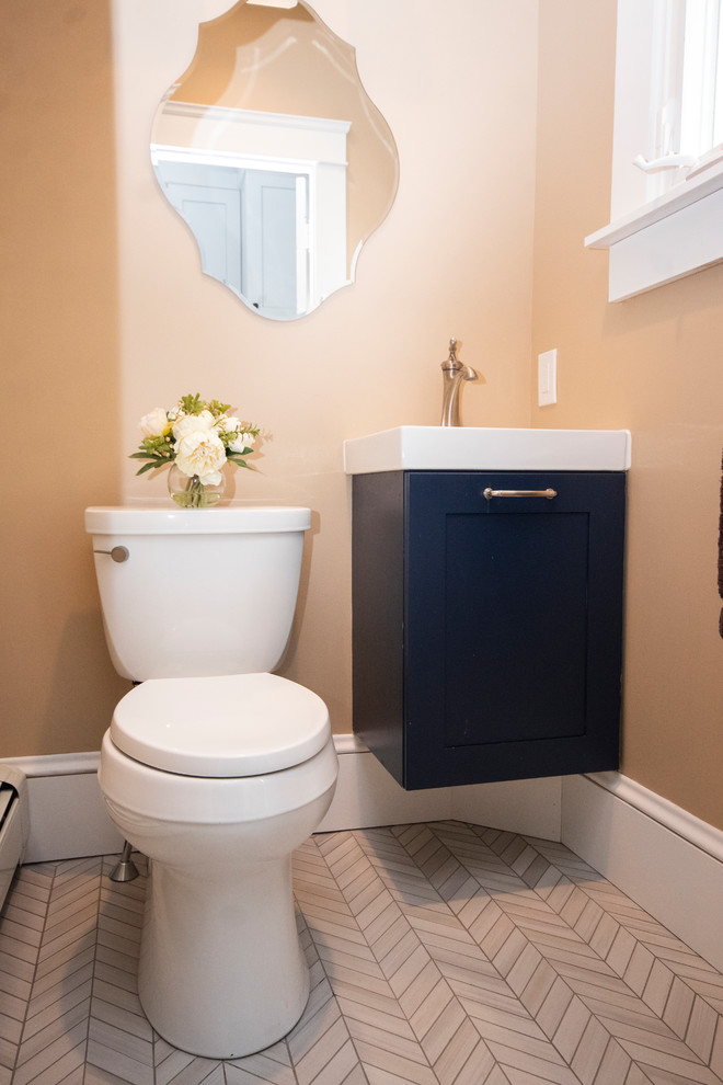 Idéer för ett litet modernt vit badrum med dusch, med släta luckor, blå skåp, en toalettstol med separat cisternkåpa, beige väggar, klinkergolv i porslin, ett väggmonterat handfat och grått golv
