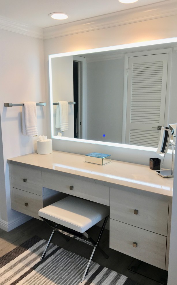 Idéer för ett litet modernt en-suite badrum, med släta luckor, grå skåp, grå kakel, grå väggar, bänkskiva i kvarts och grått golv
