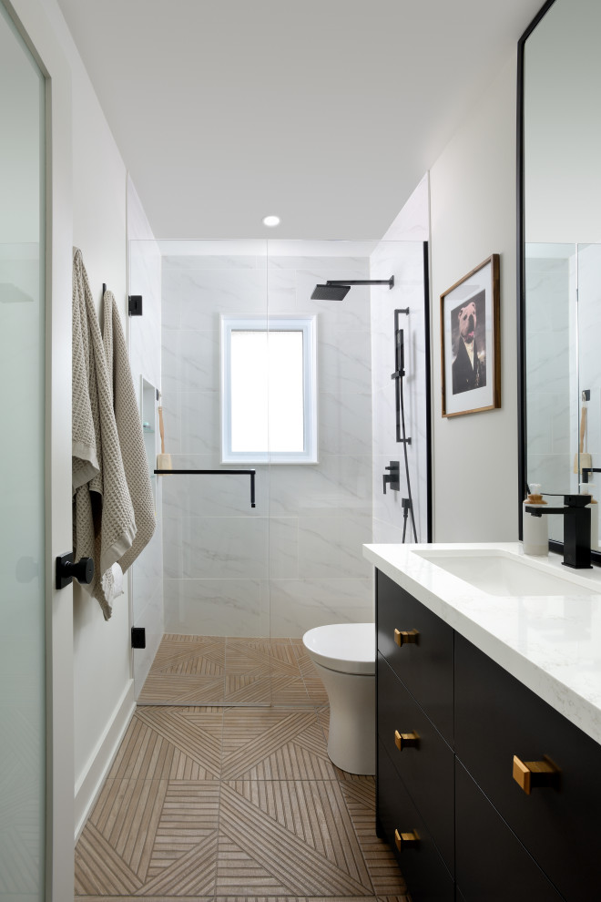 Источник вдохновения для домашнего уюта: маленькая главная ванная комната в стиле модернизм с плоскими фасадами, черными фасадами, душем без бортиков, унитазом-моноблоком, белой плиткой, керамогранитной плиткой, белыми стенами, полом из керамической плитки, врезной раковиной, столешницей из искусственного кварца, бежевым полом, душем с распашными дверями, белой столешницей, нишей, тумбой под одну раковину и встроенной тумбой для на участке и в саду