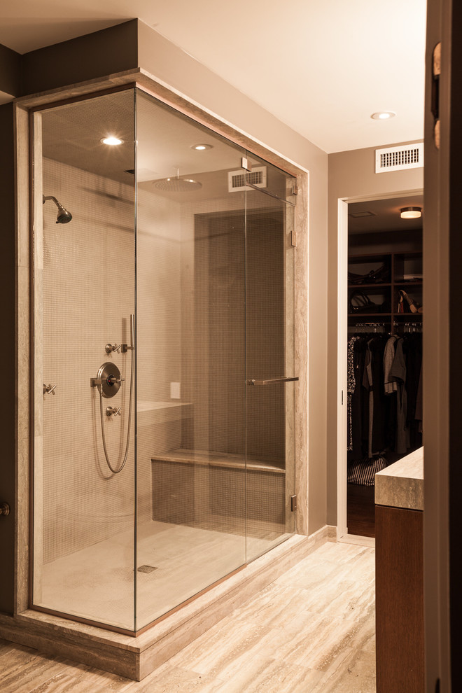 Großes Klassisches Badezimmer En Suite mit Duschnische, Toilette mit Aufsatzspülkasten, grauen Fliesen, Porzellanfliesen, grauer Wandfarbe, hellem Holzboden, grauem Boden und Falttür-Duschabtrennung in Austin