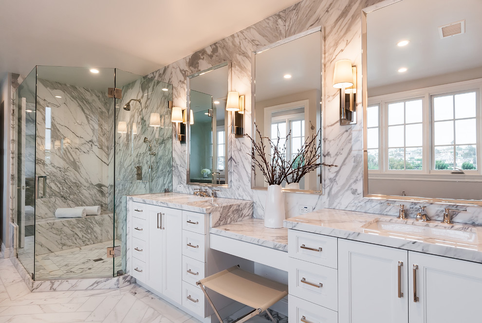 Inredning av ett klassiskt grå grått en-suite badrum, med vita skåp, ett fristående badkar, grå kakel, marmorkakel, grå väggar, marmorgolv, ett undermonterad handfat, marmorbänkskiva, luckor med infälld panel, en hörndusch och vitt golv