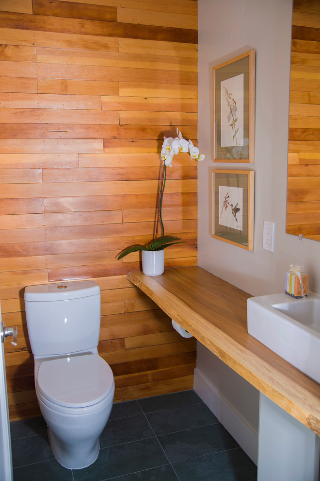 Mittelgroße Klassische Gästetoilette mit Toilette mit Aufsatzspülkasten, blauen Fliesen, beiger Wandfarbe, Schieferboden und Aufsatzwaschbecken in San Francisco