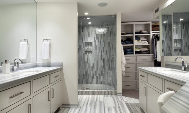 Идея дизайна: большая главная ванная комната в стиле модернизм с плоскими фасадами, белыми фасадами, душем в нише, серой плиткой, белой плиткой, каменной плиткой, белыми стенами, врезной раковиной и мраморной столешницей